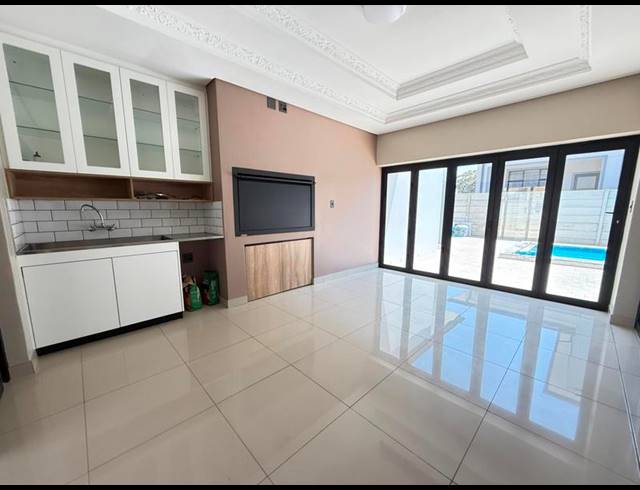 5 BEDROOM HOUSE FOR SALE IN TAFELZICHT